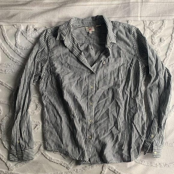 Levi's Tops - Levi's Classic Fit Button Down